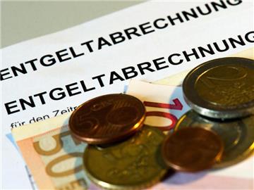 Höhere Tarifgehälter und steigende Lohnnebenkosten verteuern den Faktor Arbeit in Deutschland. Foto: Arno Burgi