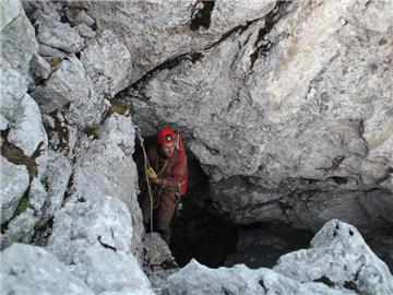 Höhlenretter am Eingang der Riesending-Schachthöhle am Untersberg. Deutschlands tiefste Höhle ist jetzt zugesperrt. Foto: BRK BGL/dpa
