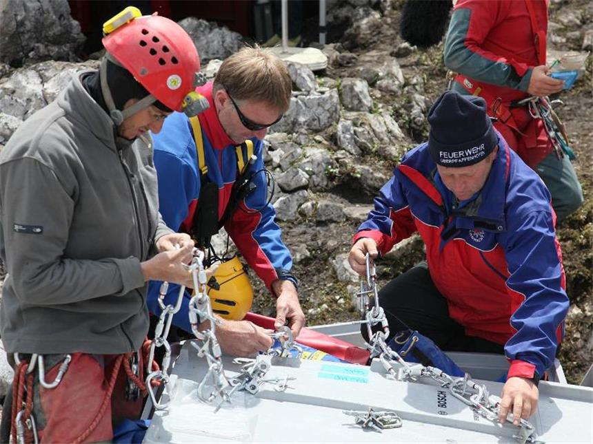 Schwierige Etappe mit verletztem Höhlenforscher Höhlenretter bereiten sich auf ihre Rettungsaktion vor. Foto: Markus Leitner