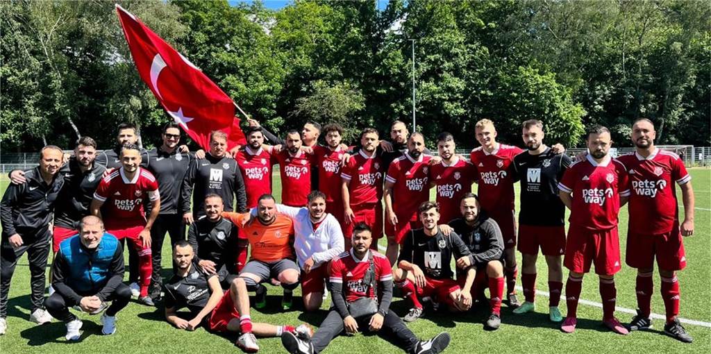 Genclerbirligi Hörde feiert den Aufstieg auf Mannschaftsfahrt in der Türkei Hörde feiert den Aufstieg in die B-Liga
