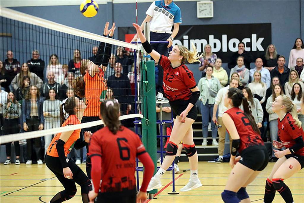 Jubel bei Hördes Volleyballerinnen: Zweitliga-Aufstieg ist perfekt Hördes Angreiferin Lynn Kosina (Mitte) gelang der entscheidende Punkt.