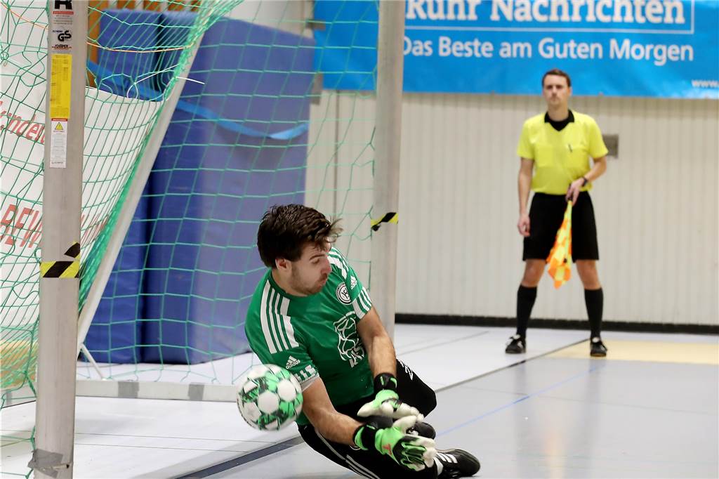 Irres Entscheidungsspiel unterbrochen: Bananenschale fliegt auf den Schiedsrichter Hördes Keeper Marc Weiss war einer der Helden im Achtmeterschießen gegen Westfalia Wickede.