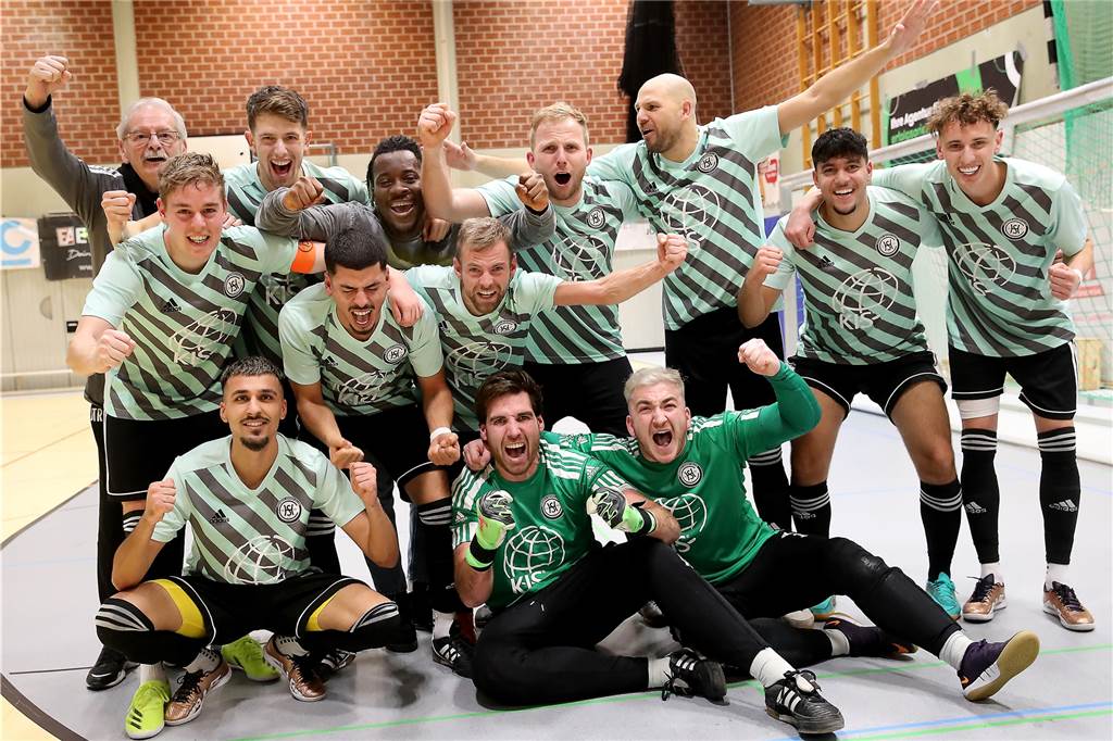 Dortmunder Hallenstadtmeisterschaft: DAs sind die besten Spieler der Zwischenrunde - stimmt ab Hördes Nils Beier (stehend, 2.v.l) überzeugte in der Halle Wellinghofen.