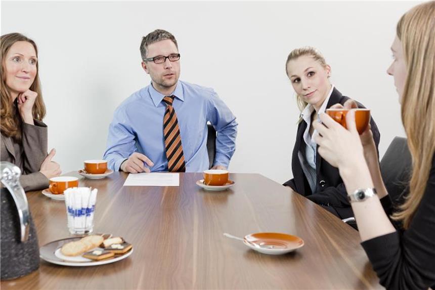 Richtiges Zuhören lässt sich lernen Hören sich Mitarbeiter beim Meeting nicht aufmerksam zu, können gute Ideen verloren gehen. Wichtig ist es daher, sich vollkommen auf den Sprechenden einzulassen. Foto: Monique Wüstenhagen