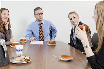 Hören sich Mitarbeiter beim Meeting nicht aufmerksam zu, können gute Ideen verloren gehen. Wichtig ist es daher, sich vollkommen auf den Sprechenden einzulassen. Foto: Monique Wüstenhagen