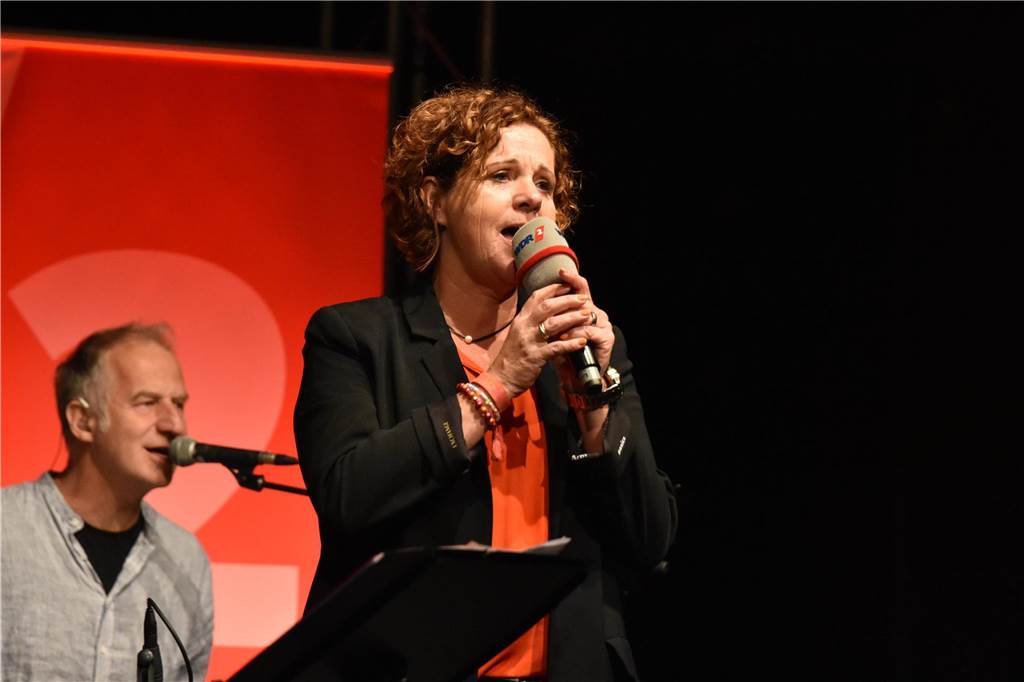Hörfunkmoderatorin Steffi Neu machte auf ihrer Kneipenquiz-Tour Station bei Tante Amanda in Dortmund. Als Talkgast begrüßte sie Sportmoderator Peter Großmann vom ARD Morgenmagazin und Comedian Hein Gröning. Reichlich Unterstützung bekam die Quizmasterin von Frank Krieger, der mit "Krieger kriegt's hin" einen festen Platz in ihrer Steffi Neu Show auf WDR 2 hat. Das Publikum im ausverkauften Biergarten war begeistert.