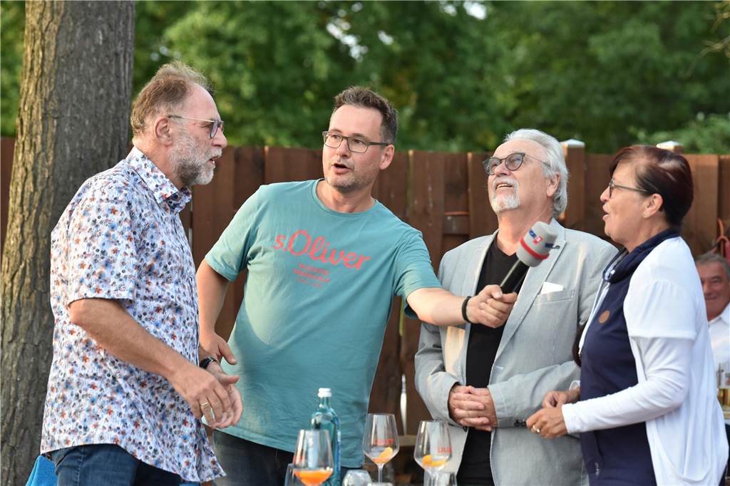 Hörfunkmoderatorin Steffi Neu machte auf ihrer Kneipenquiz-Tour Station bei Tante Amanda in Dortmund. Als Talkgast begrüßte sie Sportmoderator Peter Großmann vom ARD Morgenmagazin und Comedian Hein Gröning. Reichlich Unterstützung bekam die Quizmasterin von Frank Krieger, der mit "Krieger kriegt's hin" einen festen Platz in ihrer Steffi Neu Show auf WDR 2 hat. Das Publikum im ausverkauften Biergarten war begeistert.