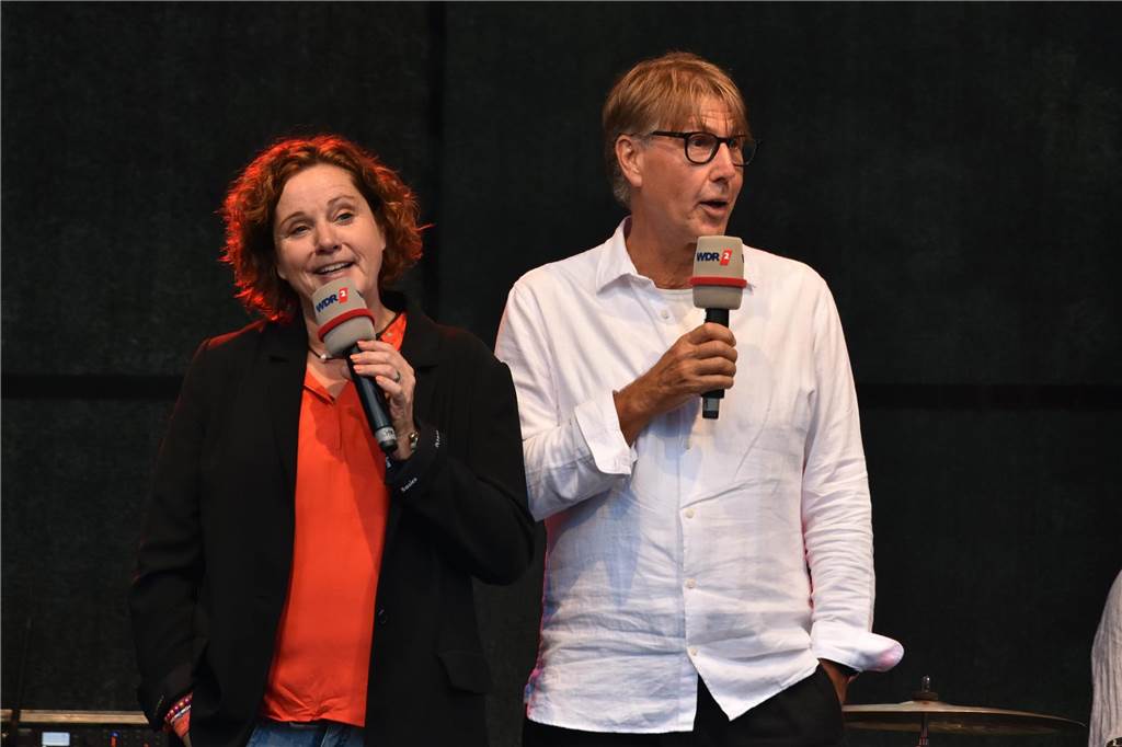 Hörfunkmoderatorin Steffi Neu machte auf ihrer Kneipenquiz-Tour Station bei Tante Amanda in Dortmund. Als Talkgast begrüßte sie Sportmoderator Peter Großmann vom ARD Morgenmagazin und Comedian Hein Gröning. Reichlich Unterstützung bekam die Quizmasterin von Frank Krieger, der mit "Krieger kriegt's hin" einen festen Platz in ihrer Steffi Neu Show auf WDR 2 hat. Das Publikum im ausverkauften Biergarten war begeistert.