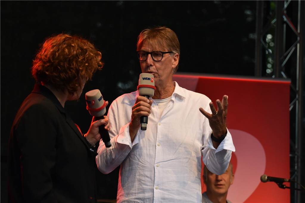 Hörfunkmoderatorin Steffi Neu machte auf ihrer Kneipenquiz-Tour Station bei Tante Amanda in Dortmund. Als Talkgast begrüßte sie Sportmoderator Peter Großmann vom ARD Morgenmagazin und Comedian Hein Gröning. Reichlich Unterstützung bekam die Quizmasterin von Frank Krieger, der mit "Krieger kriegt's hin" einen festen Platz in ihrer Steffi Neu Show auf WDR 2 hat. Das Publikum im ausverkauften Biergarten war begeistert.