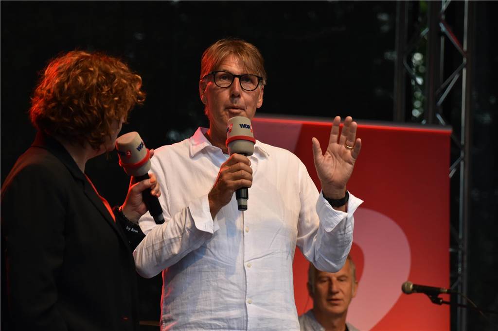 Hörfunkmoderatorin Steffi Neu machte auf ihrer Kneipenquiz-Tour Station bei Tante Amanda in Dortmund. Als Talkgast begrüßte sie Sportmoderator Peter Großmann vom ARD Morgenmagazin und Comedian Hein Gröning. Reichlich Unterstützung bekam die Quizmasterin von Frank Krieger, der mit "Krieger kriegt's hin" einen festen Platz in ihrer Steffi Neu Show auf WDR 2 hat. Das Publikum im ausverkauften Biergarten war begeistert.