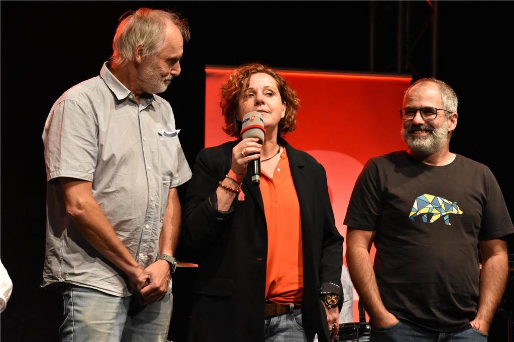 Hörfunkmoderatorin Steffi Neu machte auf ihrer Kneipenquiz-Tour Station bei Tante Amanda in Dortmund. Als Talkgast begrüßte sie Sportmoderator Peter Großmann vom ARD Morgenmagazin und Comedian Hein Gröning. Reichlich Unterstützung bekam die Quizmasterin von Frank Krieger, der mit "Krieger kriegt's hin" einen festen Platz in ihrer Steffi Neu Show auf WDR 2 hat. Das Publikum im ausverkauften Biergarten war begeistert.