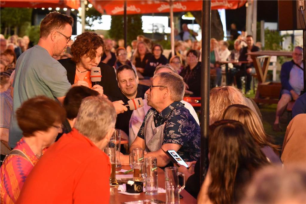 Hörfunkmoderatorin Steffi Neu machte auf ihrer Kneipenquiz-Tour Station bei Tante Amanda in Dortmund. Als Talkgast begrüßte sie Sportmoderator Peter Großmann vom ARD Morgenmagazin und Comedian Hein Gröning. Reichlich Unterstützung bekam die Quizmasterin von Frank Krieger, der mit "Krieger kriegt's hin" einen festen Platz in ihrer Steffi Neu Show auf WDR 2 hat. Das Publikum im ausverkauften Biergarten war begeistert.