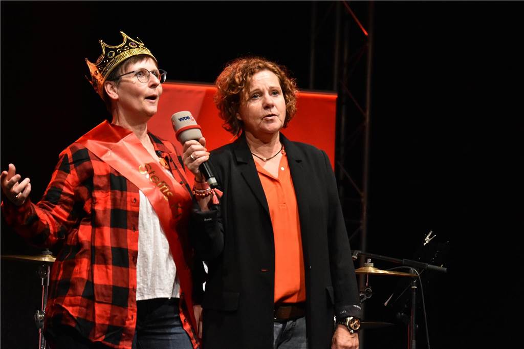 Hörfunkmoderatorin Steffi Neu machte auf ihrer Kneipenquiz-Tour Station bei Tante Amanda in Dortmund. Als Talkgast begrüßte sie Sportmoderator Peter Großmann vom ARD Morgenmagazin und Comedian Hein Gröning. Reichlich Unterstützung bekam die Quizmasterin von Frank Krieger, der mit "Krieger kriegt's hin" einen festen Platz in ihrer Steffi Neu Show auf WDR 2 hat. Das Publikum im ausverkauften Biergarten war begeistert.