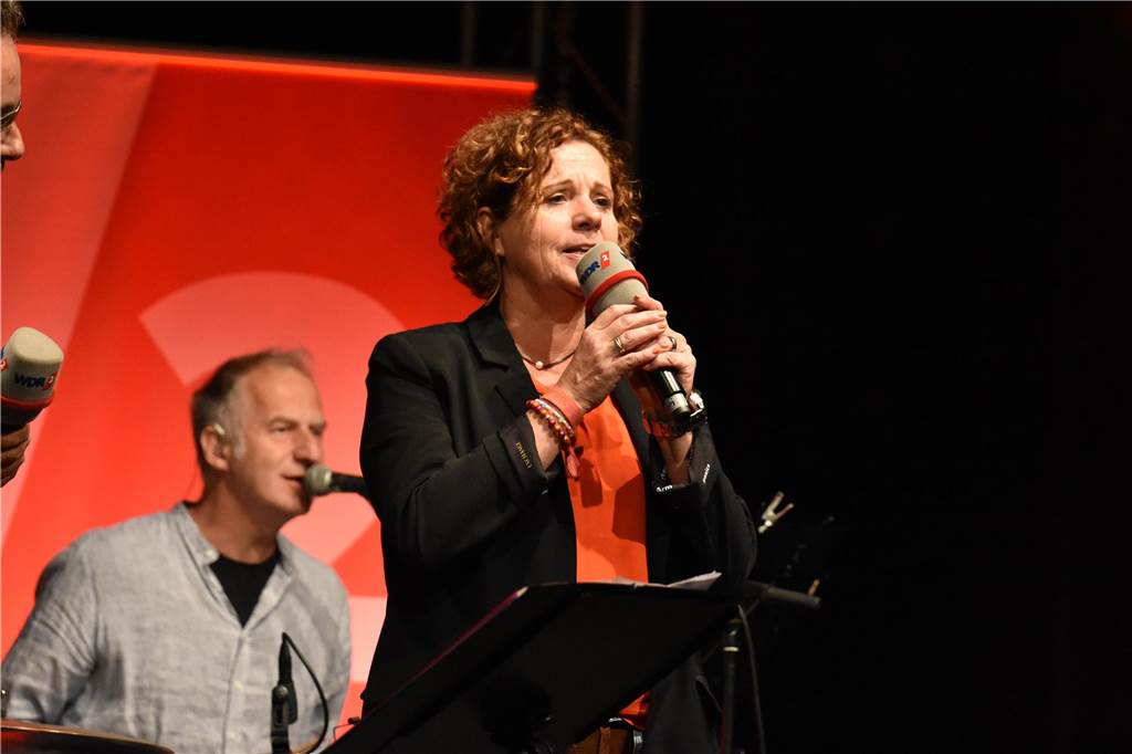 Hörfunkmoderatorin Steffi Neu machte auf ihrer Kneipenquiz-Tour Station bei Tante Amanda in Dortmund. Als Talkgast begrüßte sie Sportmoderator Peter Großmann vom ARD Morgenmagazin und Comedian Hein Gröning. Reichlich Unterstützung bekam die Quizmasterin von Frank Krieger, der mit "Krieger kriegt's hin" einen festen Platz in ihrer Steffi Neu Show auf WDR 2 hat. Das Publikum im ausverkauften Biergarten war begeistert.