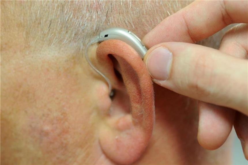 Bei beginnendem Hörverlust schnell untersuchen lassen Hörgeräte ermöglichen auch bei beginnendem Hörverlust, uneingeschränkt am Leben teilnehmen zu können. Unbehandelt steigt bei Menschen mit Hörstörungen das Risiko, an Demenz zu erkranken. Foto: Arne Dedert dpa