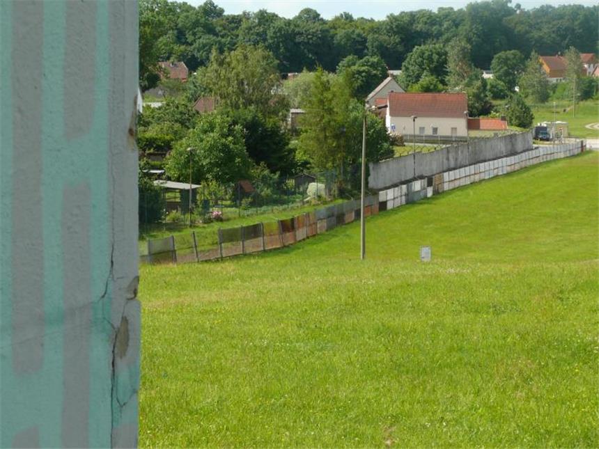 Deutsche Teilung: Zeitgeschichte entlang des Grünen Bandes Hötensleben war zu DDR-Zeiten ein besonderer Ort: Hier gab es zwei Mauern, weil der Ort zu groß war, um alle Menschen umzusiedeln. Foto: Werner Schwanfelder
