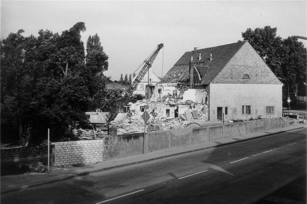 Kirmes, Mittelalter-Lager und Bühnenprogramm: Berghofen feiert Jubiläum Hof Wilmsmann machte Platz für das neue Gebäudeensemble in der Mitte des Ortes, in dem sich heute letztendlich Berghofens Einkaufszentrum präsentiert. Das Bild wurde 1969 aufgenommen.