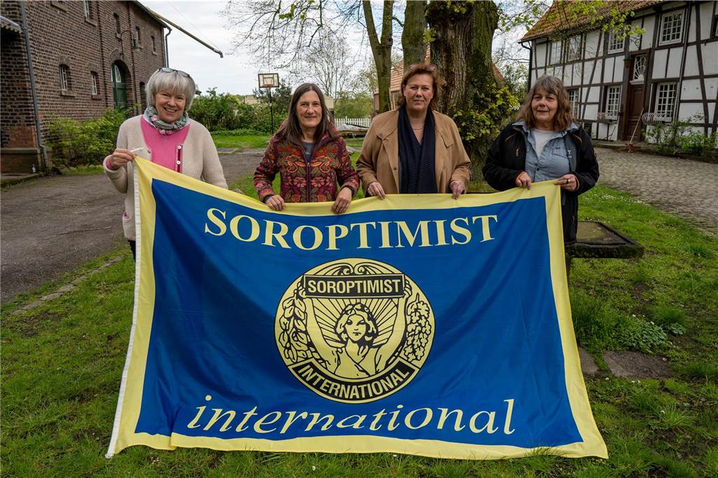 Weiter Aufnahmestopp bei der Tafel: Zu wenig Lebensmittel aus Läden Hoffen auf eine erfolgreiche Spendenaktion: (v.l.) Elisabeth Schulze Wethmar, Birgit Nehling, Angelika Hauschopp und Ulrike Trümper.