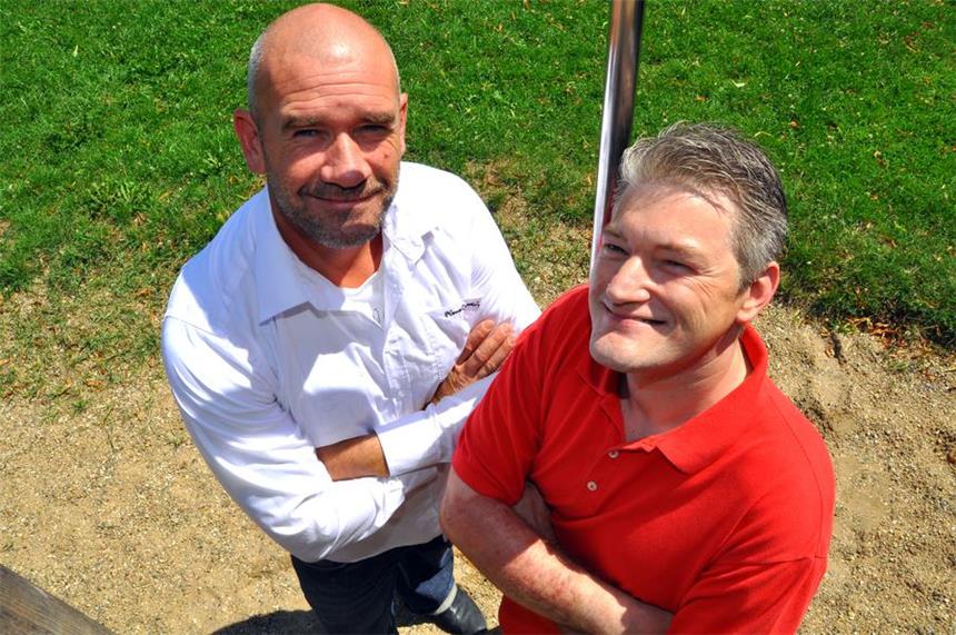 Nach Manipulation: Fanta stellt Live-Ranking ein Hoffen auf viele Klicks für die "Happy Kids am Mottenheim": Michael Mazucco (l.) und Thorsten Drees. Mazucco hat sich nun auf seiner Facebook-Seite zum Online-Wettbewerb geäußert.