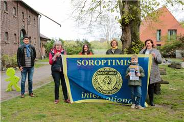 Hoffen auf viele Spenden für die Tafel: (v.l.) Gerd-Peter Grundmann, Elisabeth Schulze Wethmar, Birgit Nehling, Annette Giesebrecht und Angelika Hauschopp mit einem kleinen Helfer.