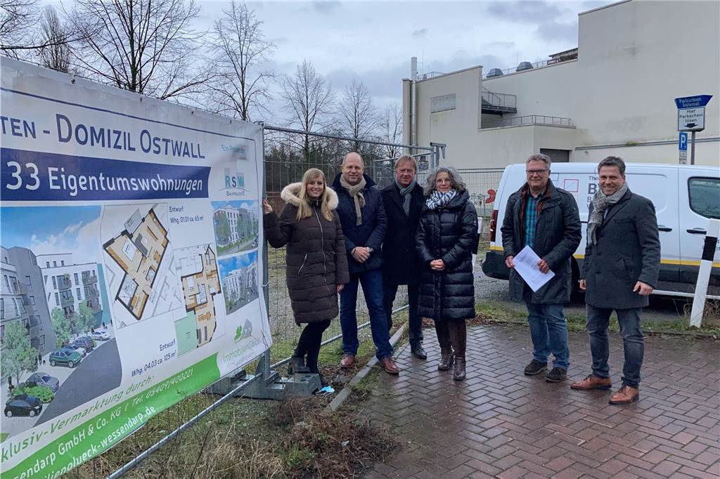 Hochwertige Eigentumswohnungen schließen städtebauliche Wunde in Dorsten Hoffen auf zügige Vermarktung: Nina Wessendarp (v.l.), Michael Rücken, Markus Wessendarp, Sylke Paleit, Stadtbaurat Holger Lohse und Ansgar Winkeler.