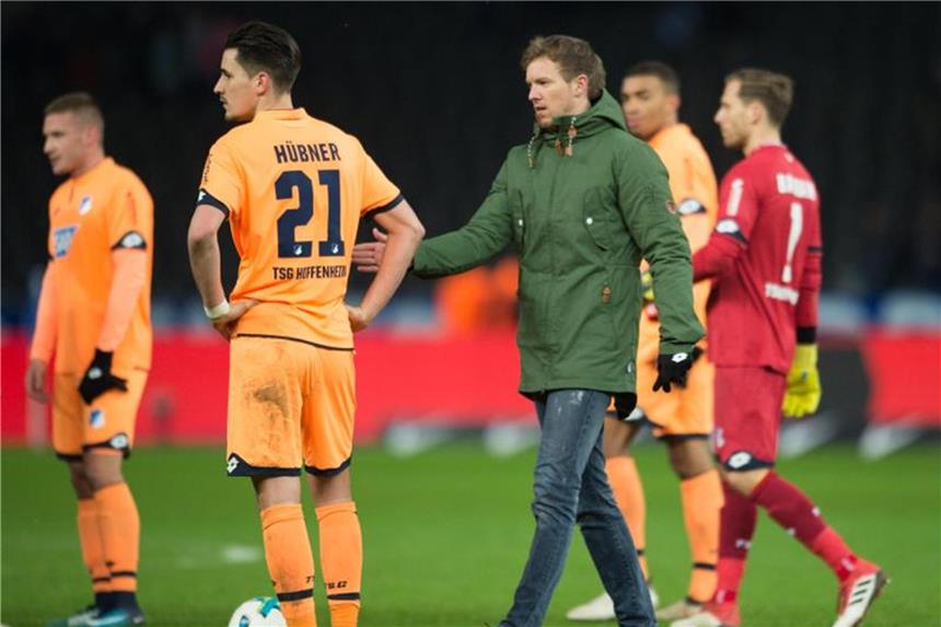 Hoffenheimer Unruhe: Vogt beklagt „Lügen“ über Nagelsmann Hoffenheim-Coach Julian Nagelsmann (r) klatscht nach dem Spiel in Berlin seinen Spieler Benjamin Hübner ab. Foto: Annegret Hilse