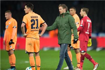 Hoffenheim-Coach Julian Nagelsmann (r) klatscht nach dem Spiel in Berlin seinen Spieler Benjamin Hübner ab. Foto: Annegret Hilse