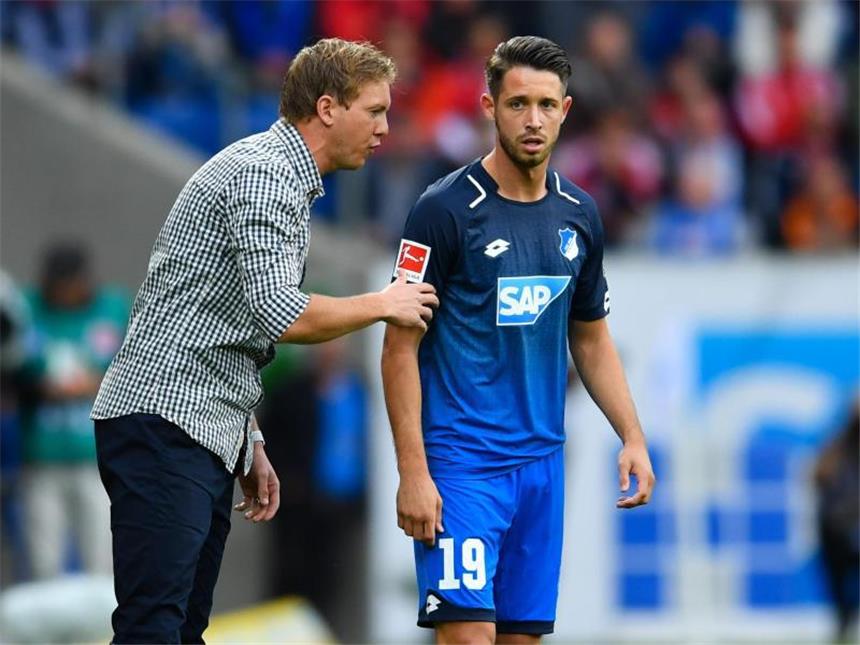Hoffenheim-Trainer Julian Nagelsmann (l) kann wieder auf Mark Uth setzen. Foto: Uwe Anspach