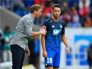 Hoffenheim-Trainer Julian Nagelsmann (l) kann wieder auf Mark Uth setzen. Foto: Uwe Anspach