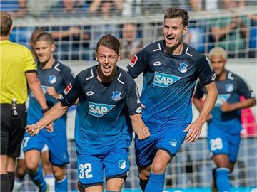 Hoffenheims Dennis Geiger (M) bejubelt seinen Treffer zum 1:0 beim Sieg gegen Schalke 04. Foto: Daniel Maurer