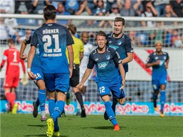 Hoffenheims Dennis Geiger (M.) jubelt mit seinen Teamkollegen über sein wichtiges Tor zum 1:0 gegen Schalke.