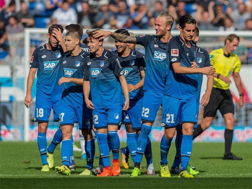 Elf Zahlen zum 6. Spieltag der Fußball-Bundesliga Hoffenheims Dennis Geiger (M/32) wird von seinen Mitspielern für sein Tor zum 1:0 gefeiert. Foto: Daniel Maurer