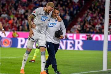 Hoffenheims Kaptiän Kevin Vogt (l) musste im Spiel gegen Bayern München mit einer Oberschenkelverltzung ausgewechselt werden. Foto: Matthias Balk