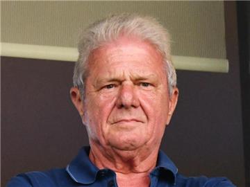 Hoffenheims Mäzen Dietmar Hopp steht beim Spiel gegen RB Leipzig auf der Tribüne. Foto: Uwe Anspach