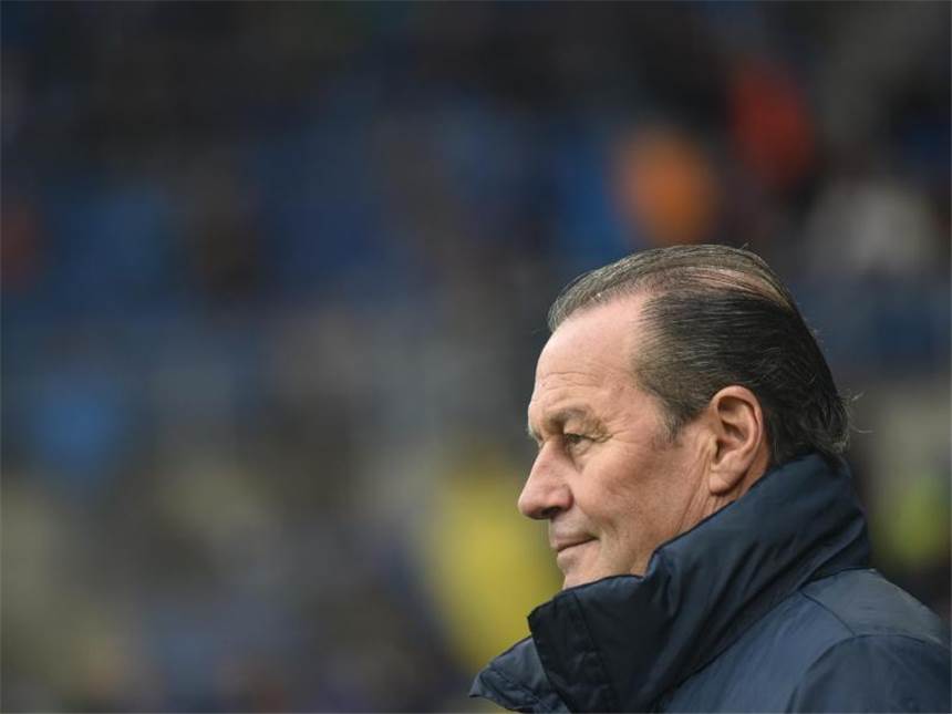 Hoffenheim gegen Darmstadt unter Druck Hoffenheims Trainer Huub Stevens versucht vor dem Spiel gegen Darmstadt Druck von seinen Spielern zu nehmen. Foto: Uwe Anspach