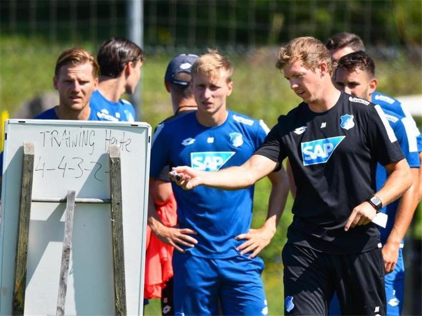 1899 Hoffenheim trainiert wieder Hoffenheims Trainer Julian Nagelsmann erklärt den Spielern seine Taktik. Foto: Uwe Anspach