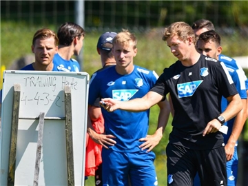 Hoffenheims Trainer Julian Nagelsmann erklärt den Spielern seine Taktik. Foto: Uwe Anspach