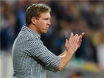 Hoffenheims Trainer Julian Nagelsmann freute sich über den reaktionsschnellen Balljungen. Foto: Uwe Anspach