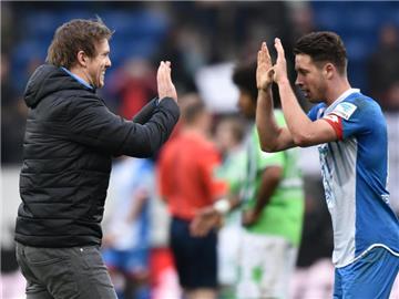 Hoffenheims Trainer Julian Nagelsmann (l) freut sich mit Mark Uth über den Sieg gegen Wolfsburg. Foto: Uwe Anspach
