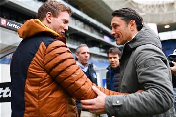 Hoffenheims Trainer Julian Nagelsmann (l) und Coach Niko Kovac von Eintracht Frankfurt beim Gedankenaustausch. Foto: Uwe Anspach
