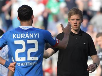Hoffenheims Trainer Julian Nagelsmann (r) ist beliebt bei seinen Spielern. Foto: Peter Steffen