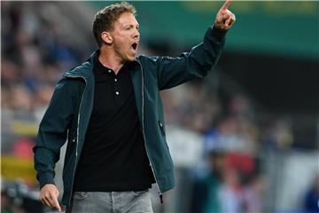 Hoffenheims Trainer Julian Nagelsmann spornt seine Reservisten an. Foto: Uwe Anspach