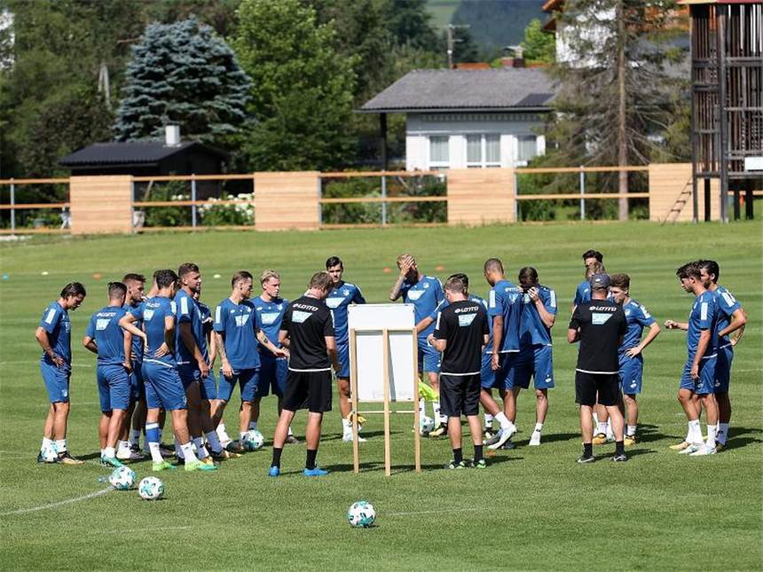 Hoffenheims Feintuning: Mannschafts-Gefüge "nicht zerstören" Hoffenheims Trainer Julian Nagelsmann spricht mit seinen Spielern. Foto: Hasan Bratic