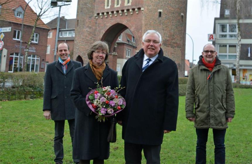 Eckhard Hirsch tritt von Landrats-Kandidatur zurück Hoffnungsträger: Der neue Kandidat für das Amt des Landrats im Kreis Coesfeld, Dr. Eckhard Hirsch (mit seiner Ehefrau Marita sowie dem Grünen-Vorsitzenden Richard Damann (l.) und dem SPD-Vorsitzenden André Stinka).