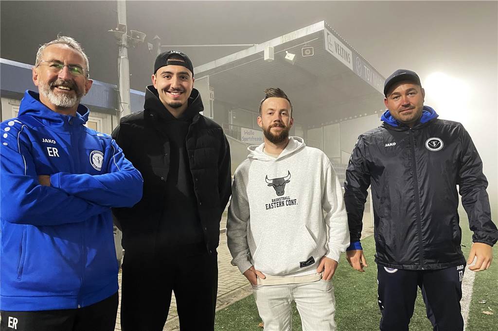 TSV Marl-Hüls rüstet für das Aufstiegsrennen auf Hoffnungsträger im Aufstiegskampf: TSV-Vorsitzender Marcel Kirch (r.) mit Ernst Raschowski, Enes Eregnolu und Marvin Pulver (v.l.), die zu den Hülsern zurückkehren.