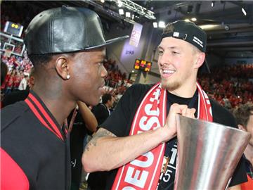 Hoffnungsträger von Basketball-Bundestrainer Chris Fleming: Die NBA-Profis Dennis Schröder (l) und Daniel Theis. Foto: Daniel Karmann/dpa