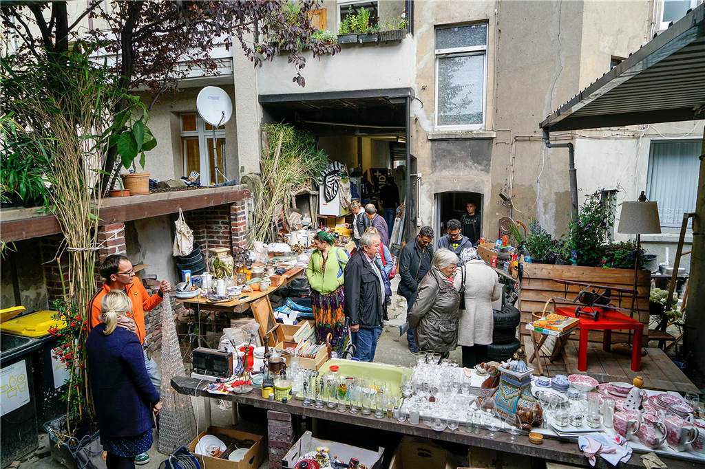 Welche Flohmärkte 2025 in Dortmund anstehen In einem Hinterhof in der Dortmunder Nordstadt ist ein Flohmarkt-Stand aufgebaut.