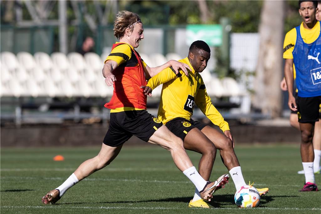 Youssoufa Moukoko im Zweikampf mit Julian Brandt.