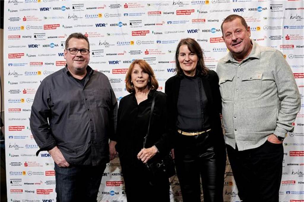 Hoher Besuch war am Kinofest-Wochenende in der Cineworld zu Gast. Senta Berger (2.v.l.) erhielt am 5.12. den Preis für ihr Lebenswerk, die "Nike". So schnell wie sie kam war sie allerdings auch schon wieder weg. Nicht, weil es ihr in Lünen nicht gefallen hätte. Sondern wegen des Wetters, das ihre Rückreise sonst verhindert hätte.
