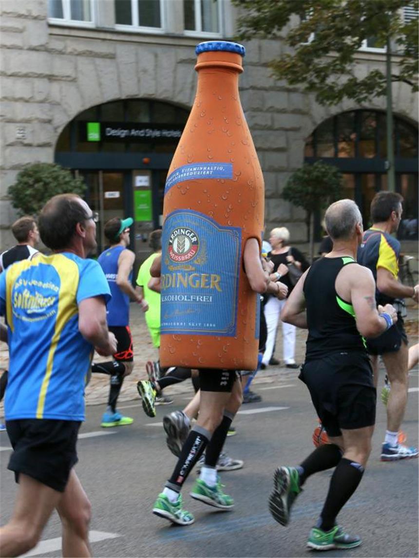 Kimetto mit super Marathon-Weltrekord in Berlin Hol' mir mal 'ne Flasche Bier... Foto: Stephanie Pilick